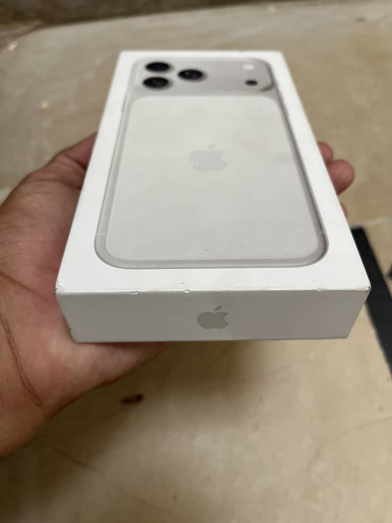 Apple iPhone 17 Pro Max 1