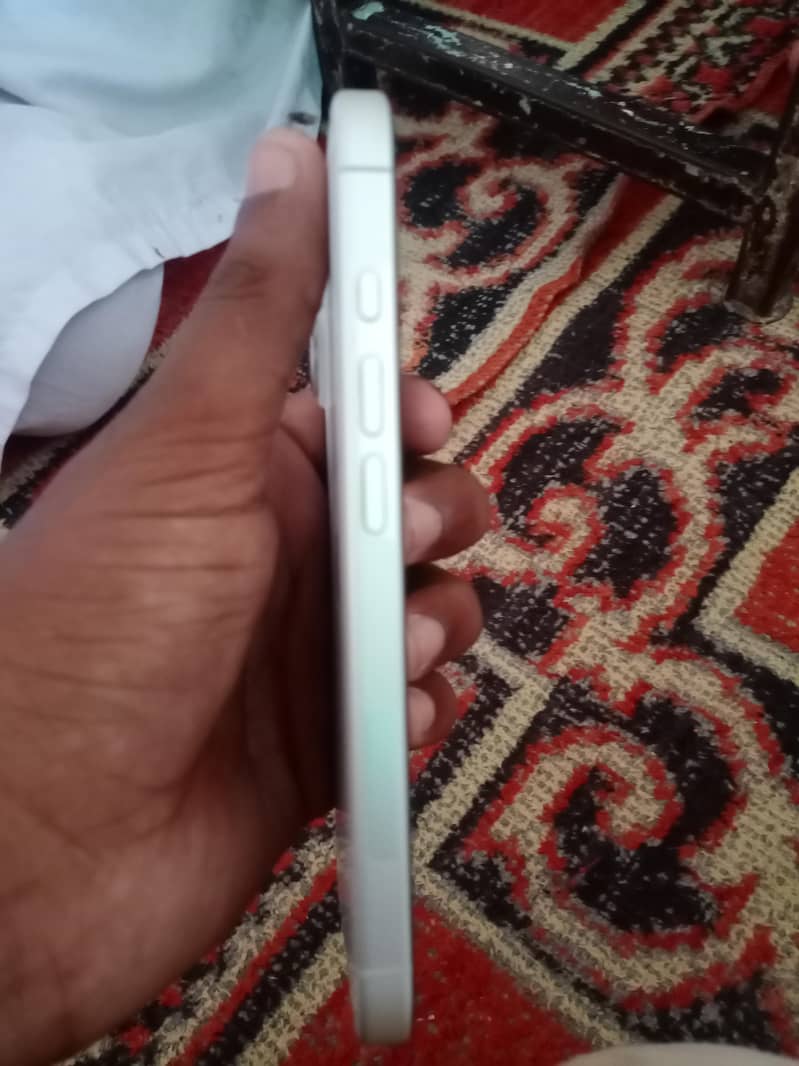 Apple iPhone 16jv 4