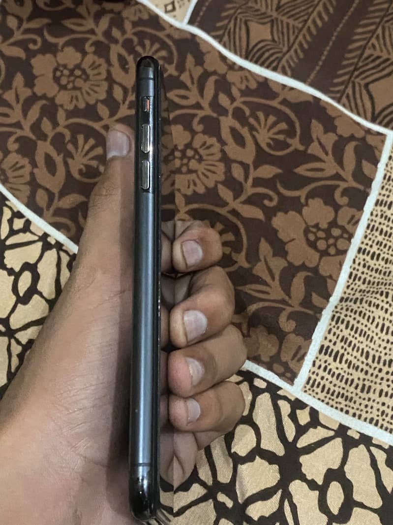 Apple iPhone 11 Pro Max 4