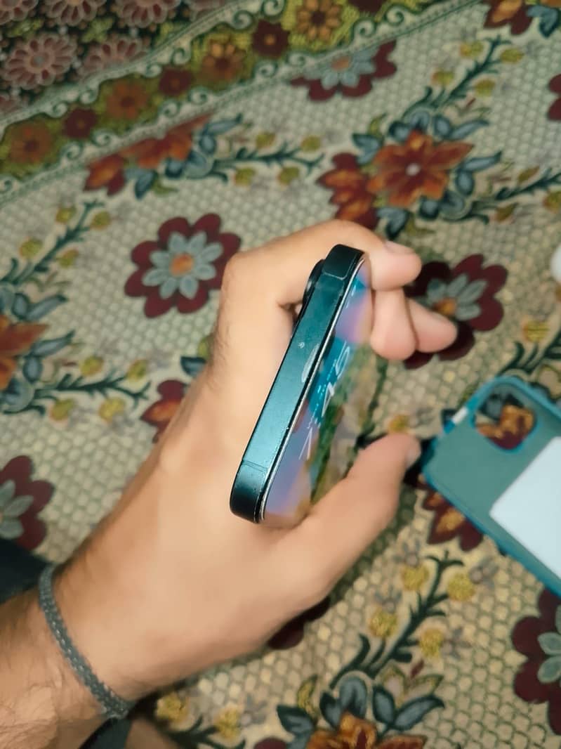 Apple iPhone 13 2