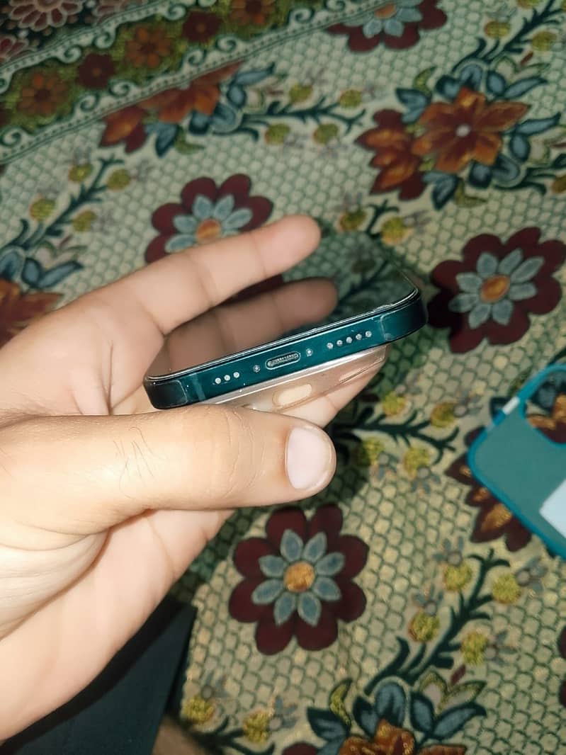 Apple iPhone 13 4