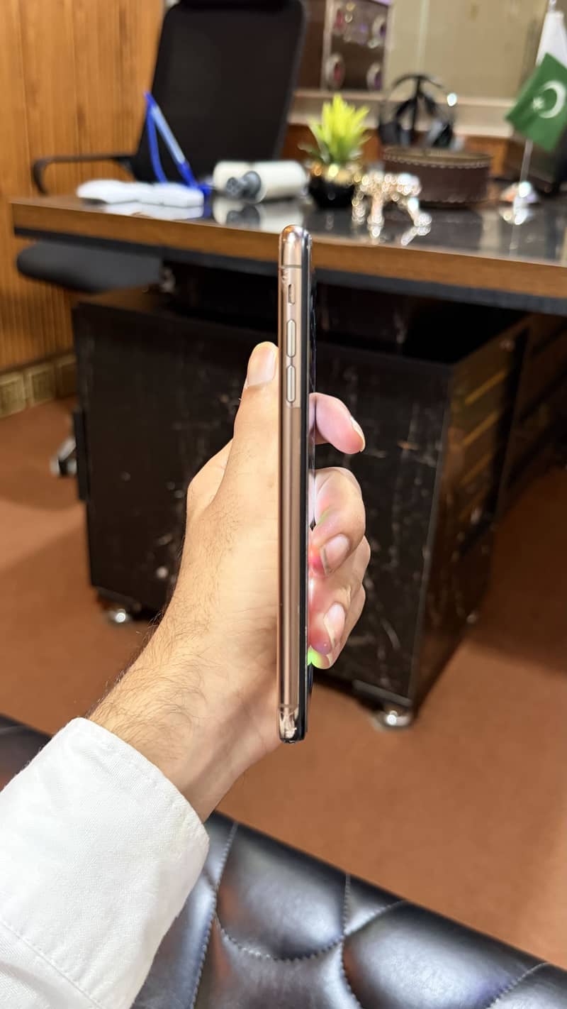 Apple iPhone XS Max 4