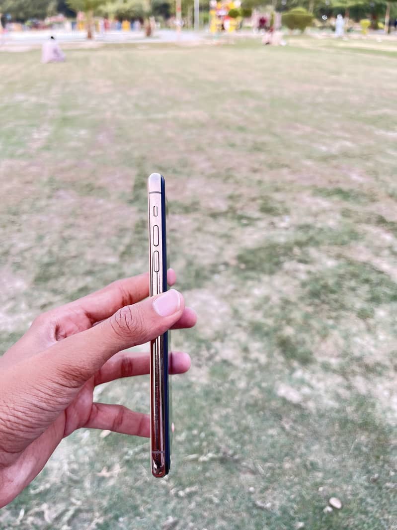 Apple iPhone 11 Pro Max 2