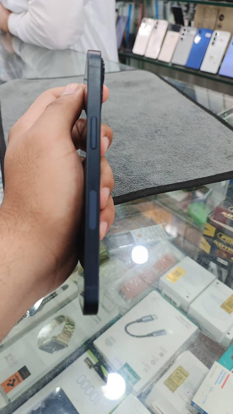 Apple iPhone 13 JV 3