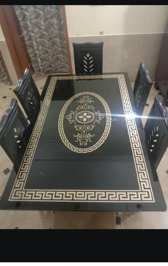 Dining table with 6 seaters 0