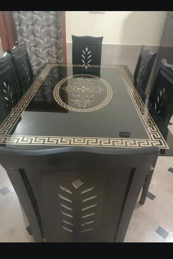 Dining table with 6 seaters 2