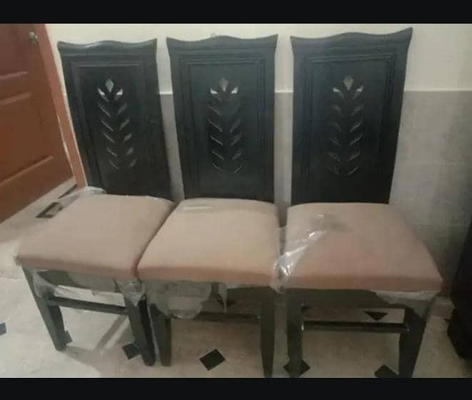 Dining table with 6 seaters 6