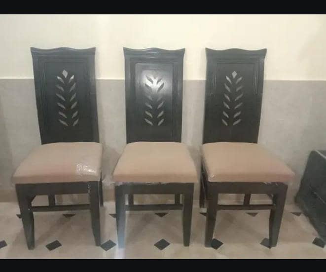Dining table with 6 seaters 7