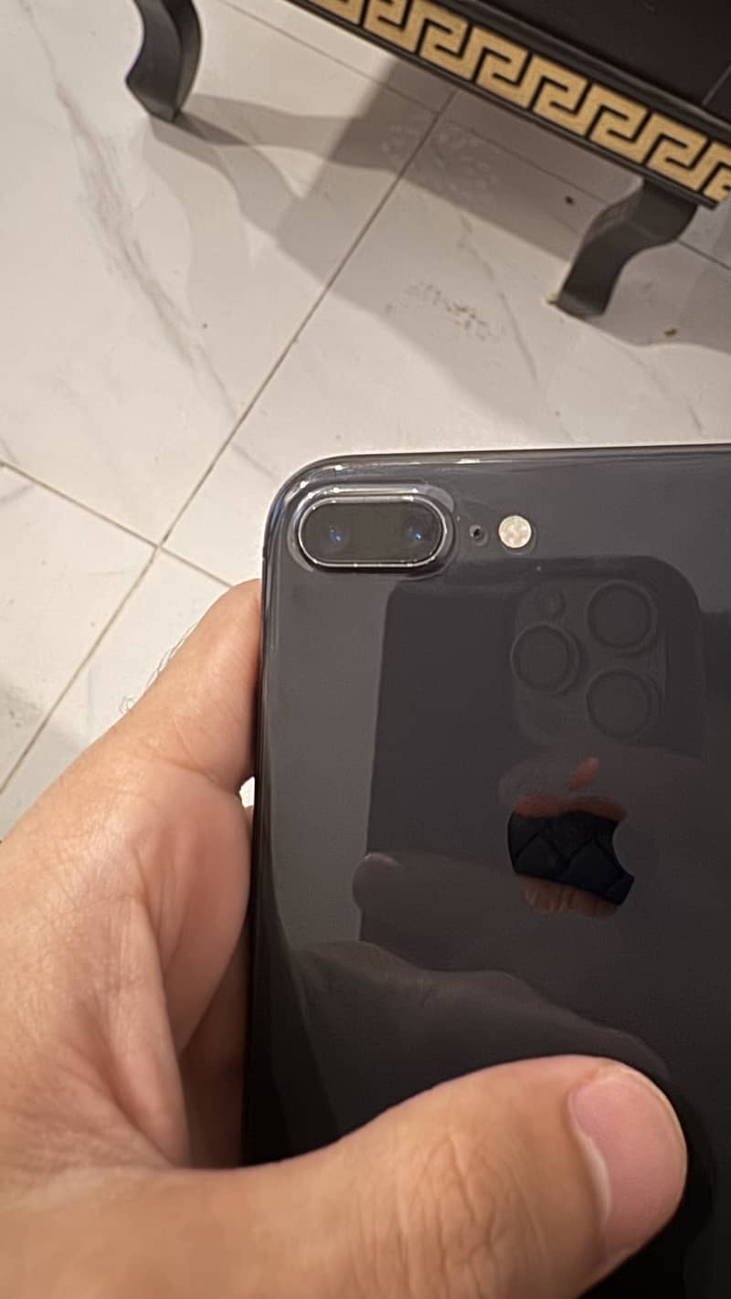 Apple iPhone 8 Plus 1