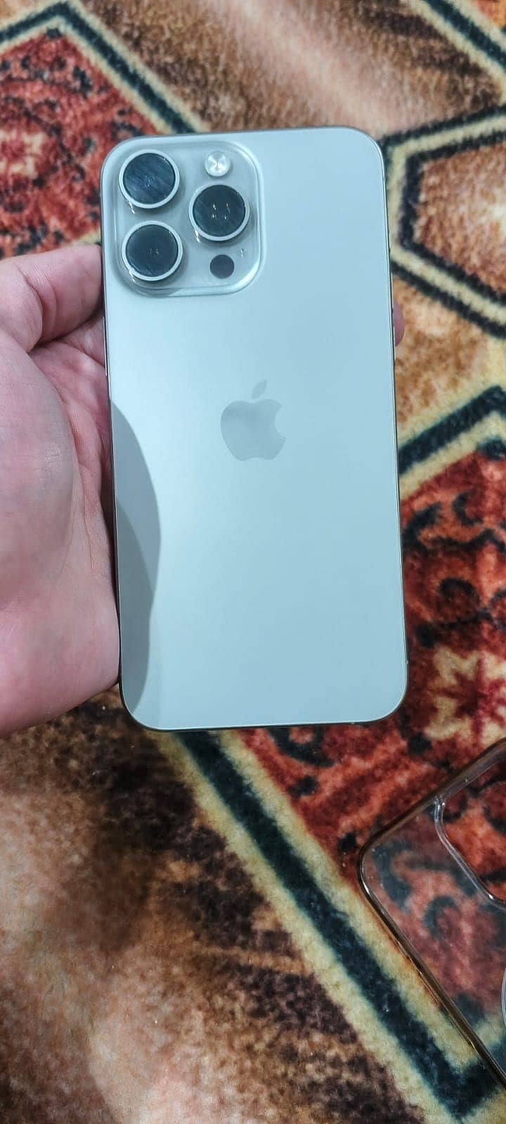Apple iPhone 15 Pro Max 4