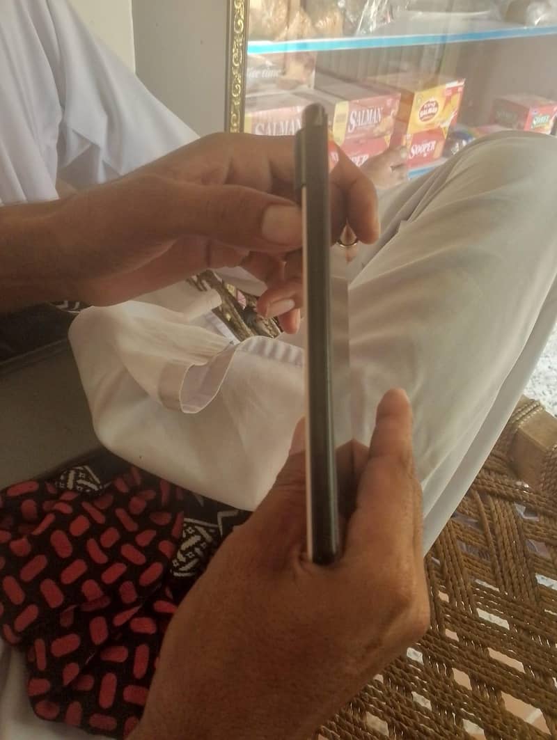 Google Pixel 6 10/10 condition 2