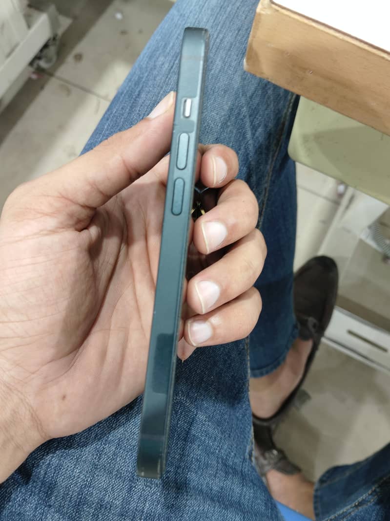 Apple iPhone 14 3