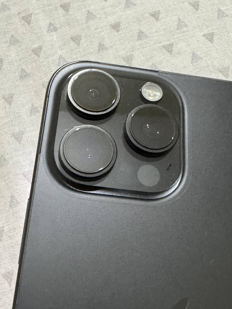 Apple iPhone 16 Pro Max 1