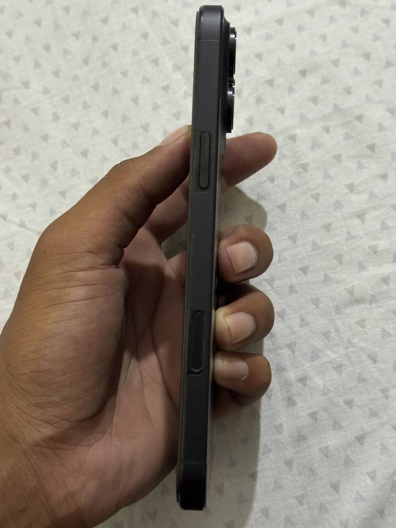 Apple iPhone 16 Pro Max 2