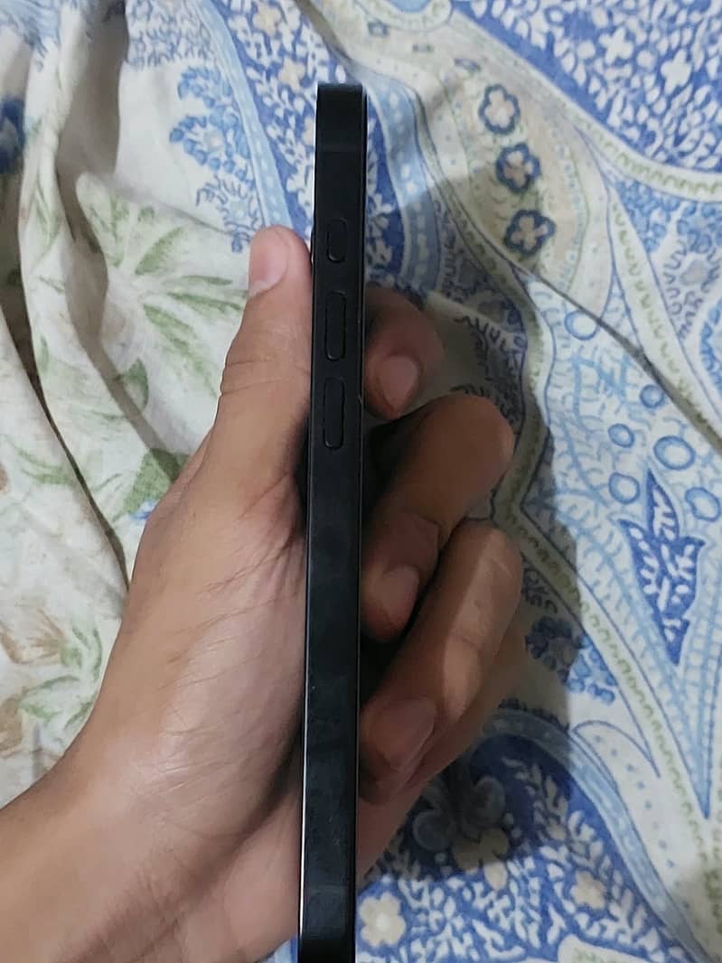 Apple iPhone 16e 2