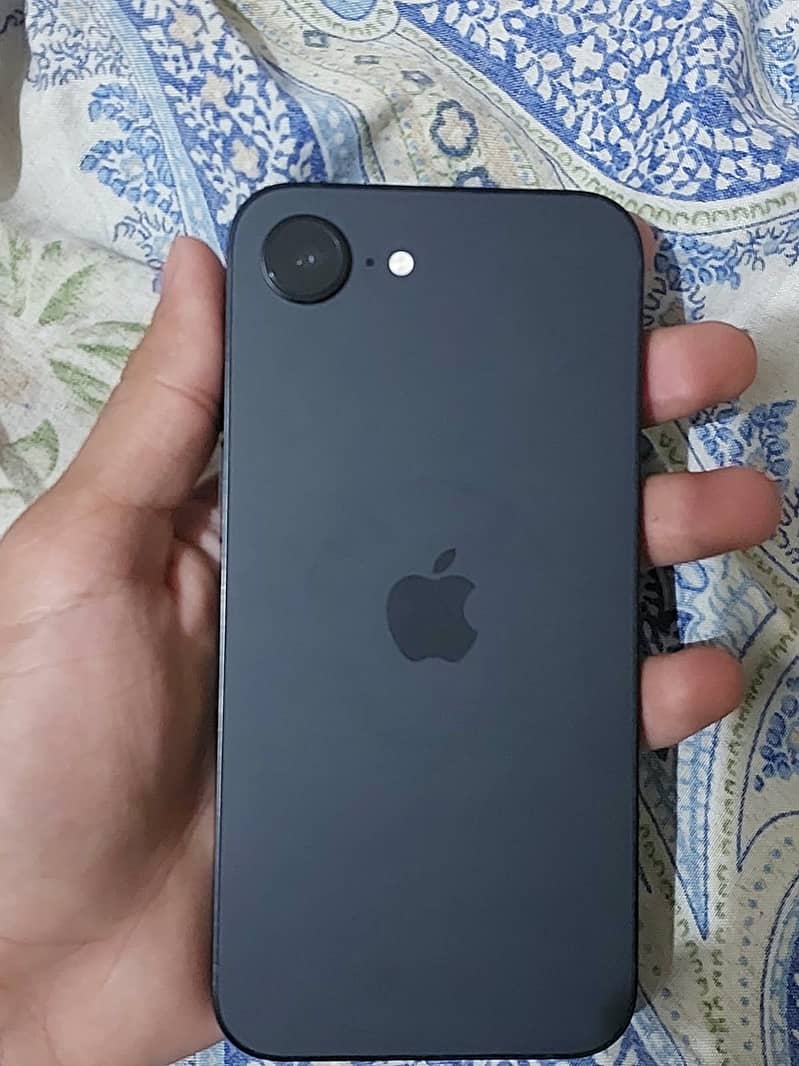 Apple iPhone 16e 3