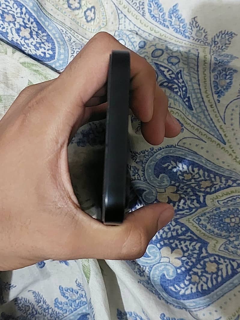 Apple iPhone 16e 4