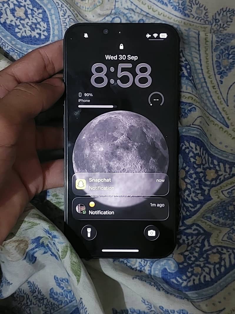 Apple iPhone 16e 5