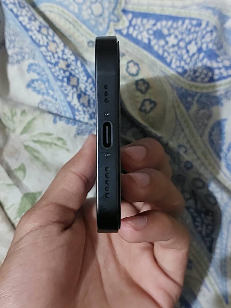 Apple iPhone 16e 6