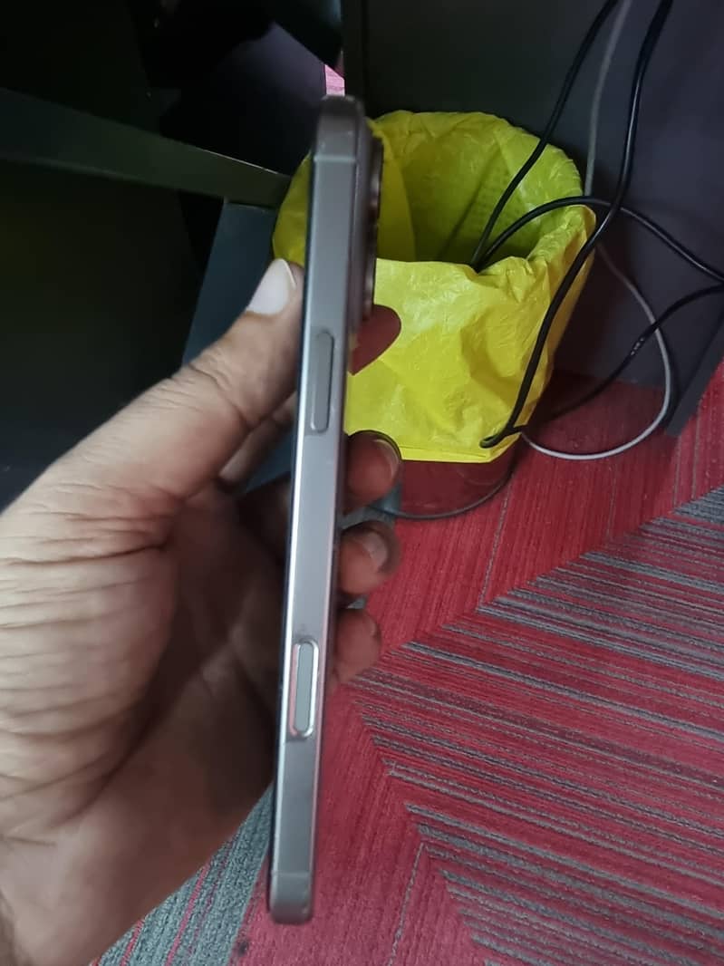 Apple iPhone 16 Pro Max 4