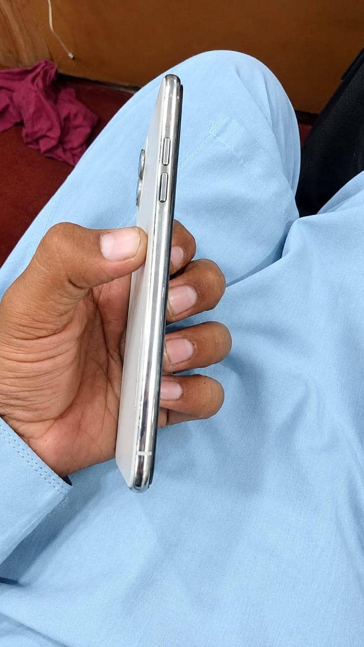 Apple iPhone 11 Pro Max 2
