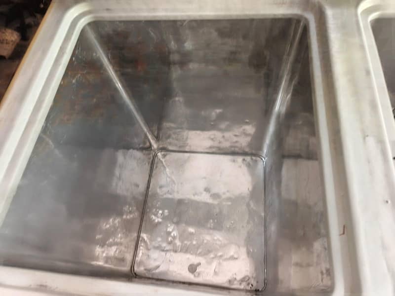 Double Door Deep Freezer 4