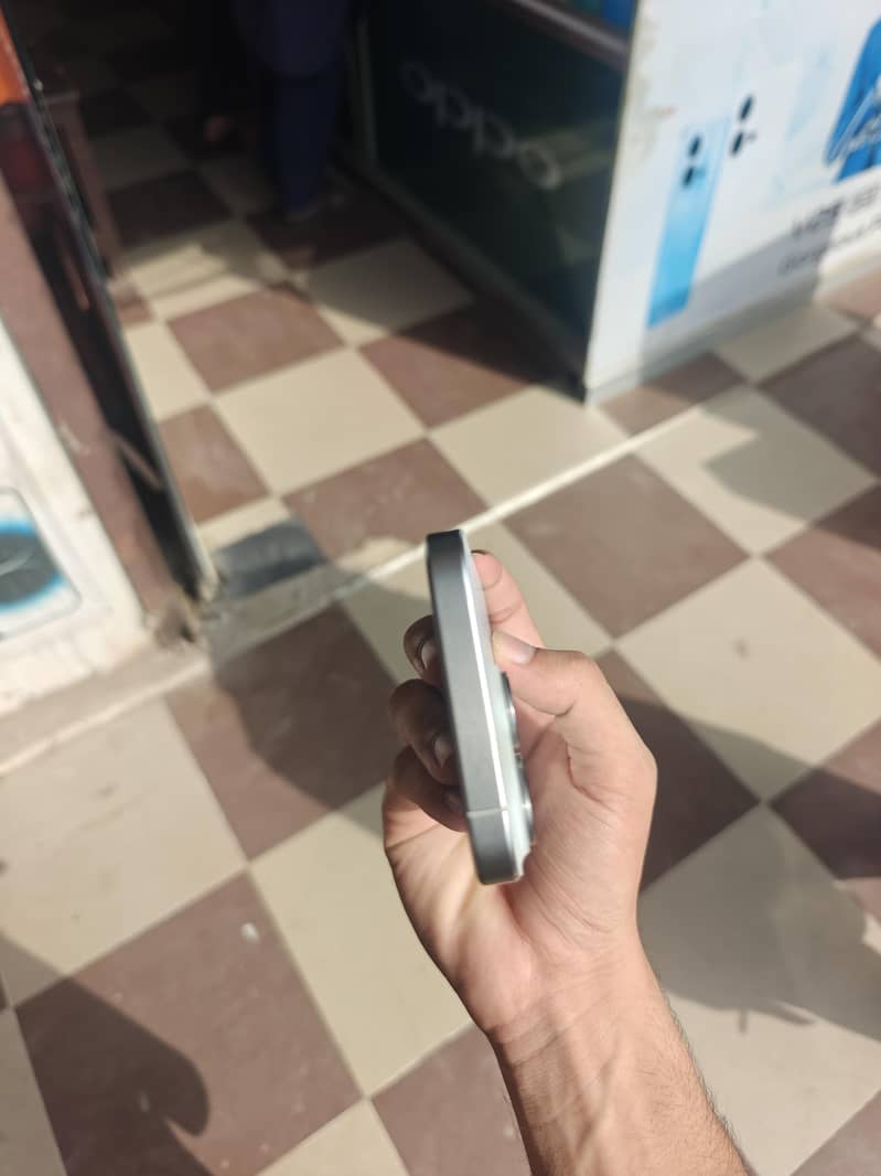 Apple iPhone 15 Pro 2