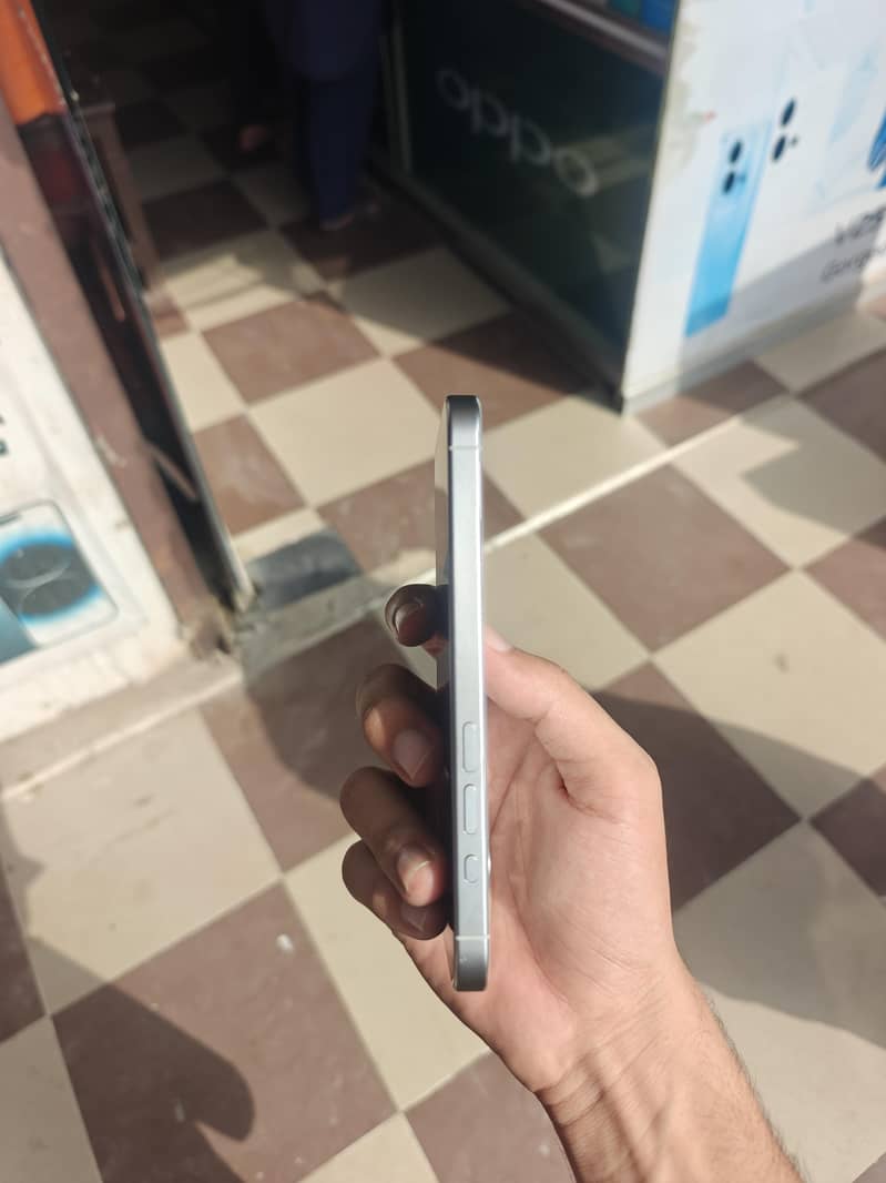 Apple iPhone 15 Pro 3