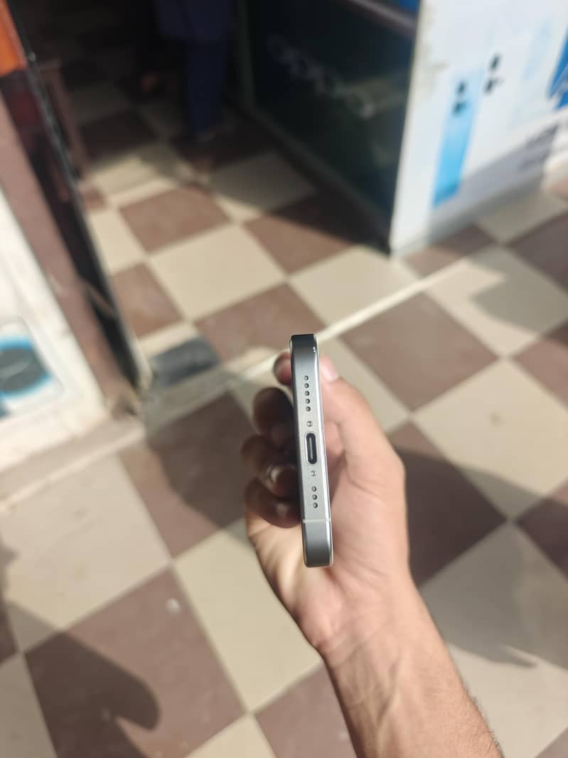 Apple iPhone 15 Pro 4