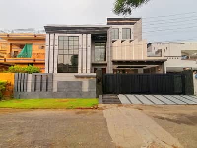 Prime Location House Of 1 Kanal Available For Sale In Wapda Town Phase 1 - Block F1