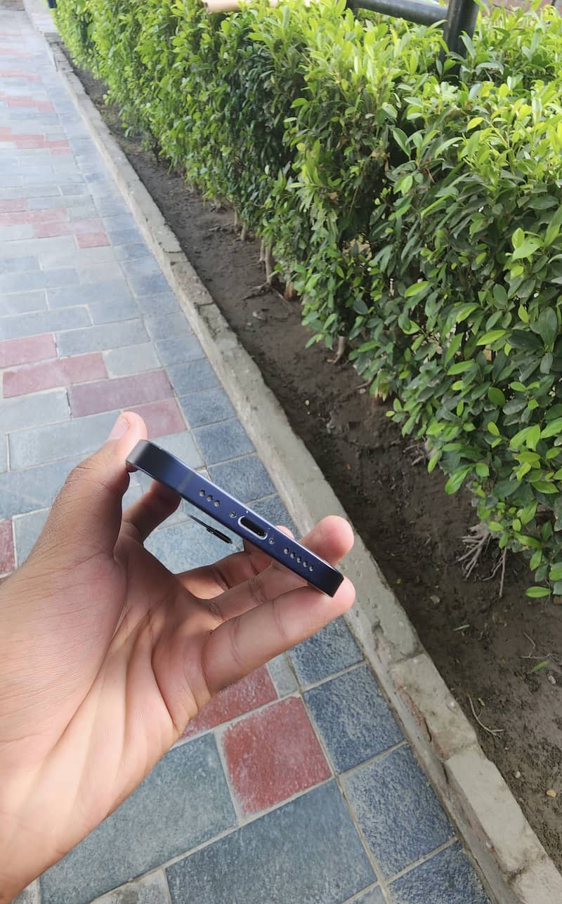 Apple iPhone 12 3