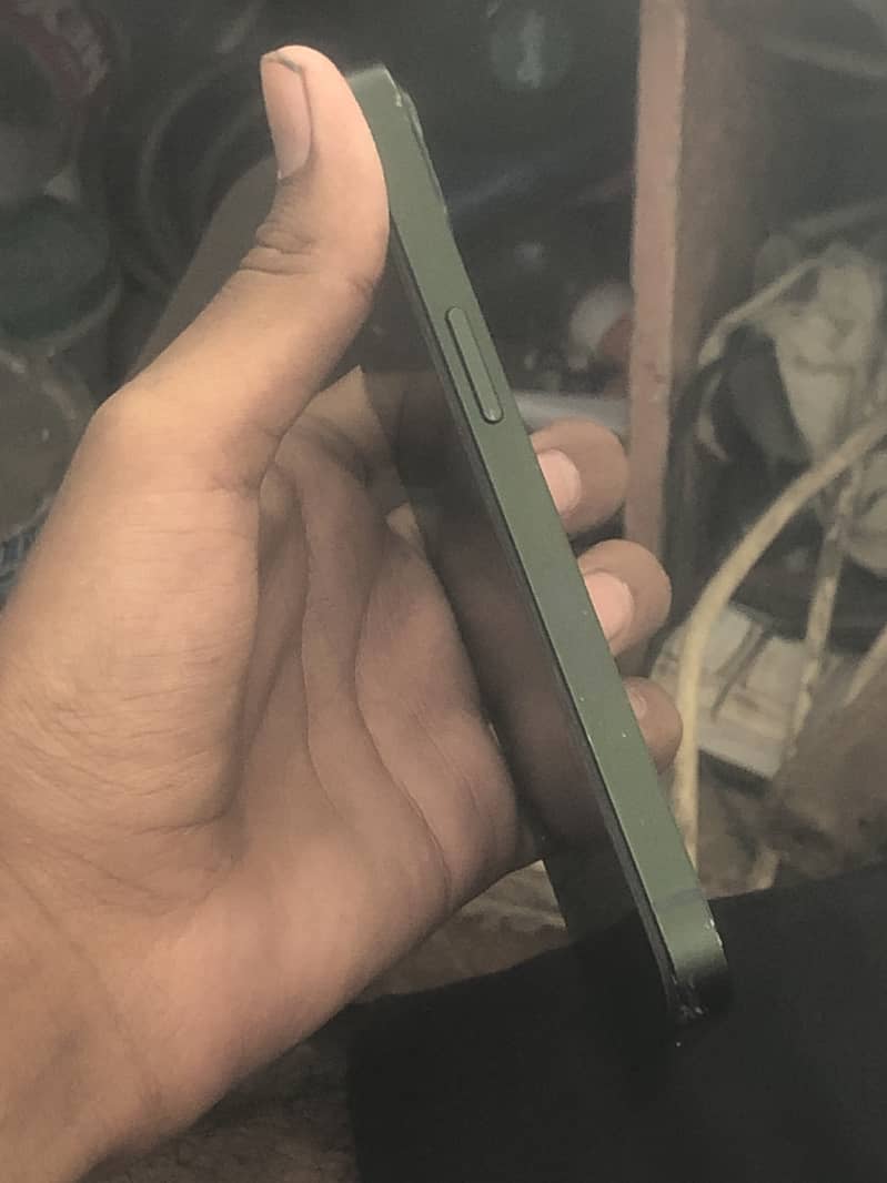 Apple iPhone 13 8