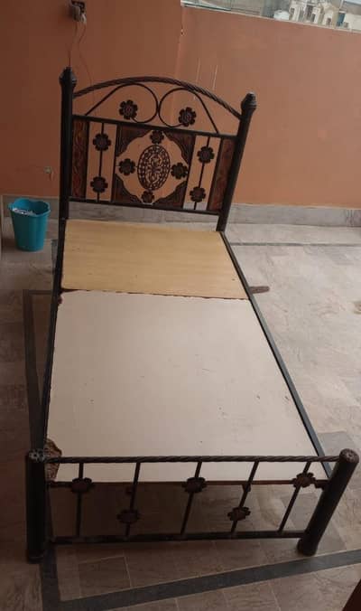 single bed  (iron)