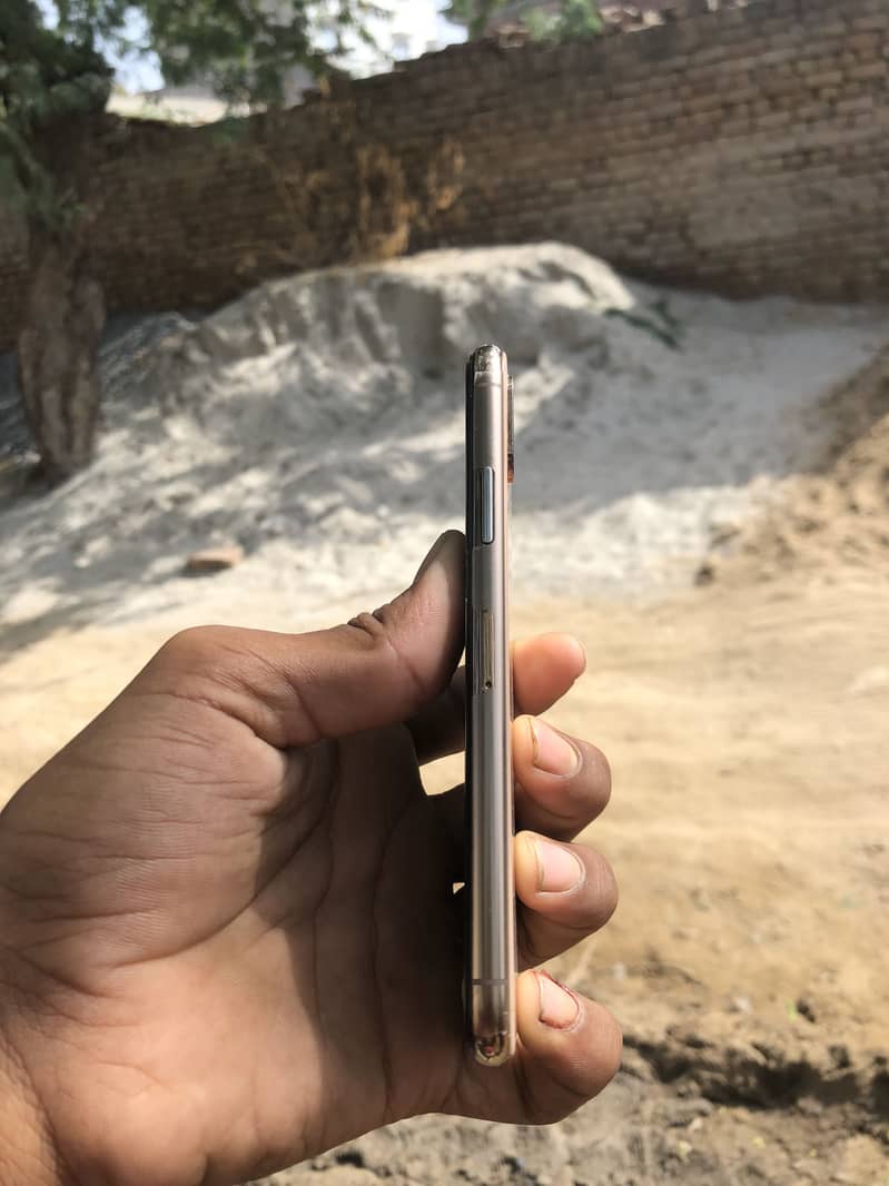 Apple iPhone XS 1