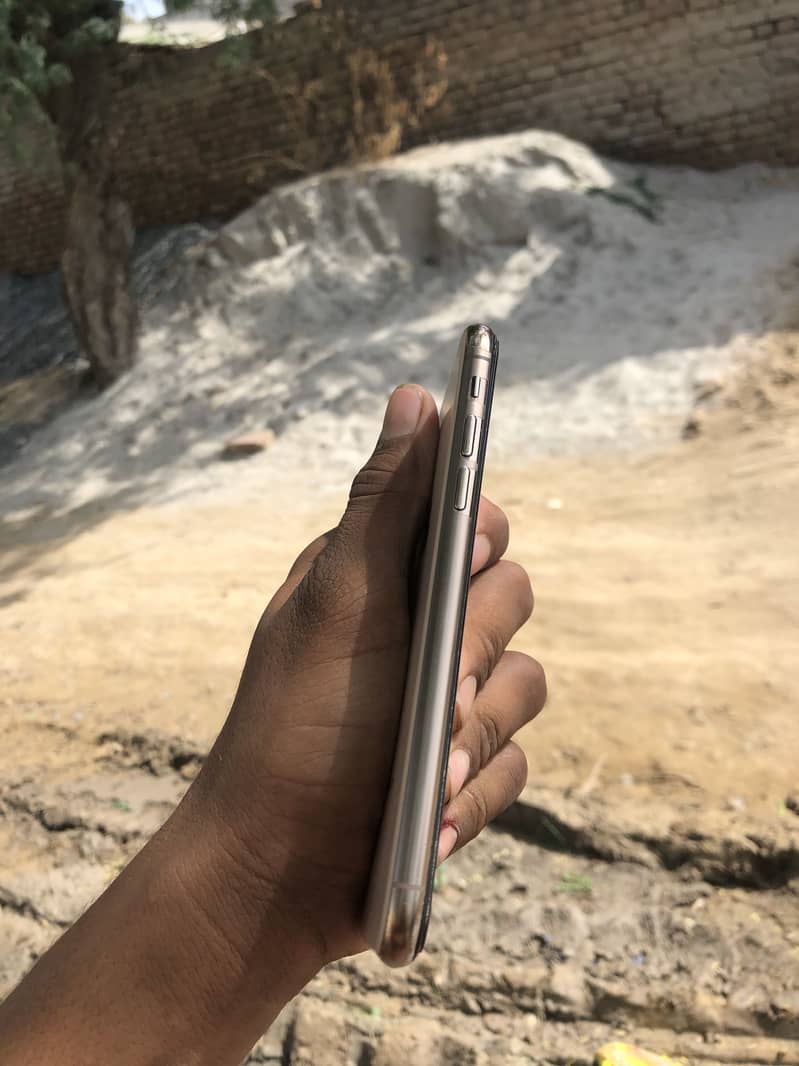 Apple iPhone XS 4