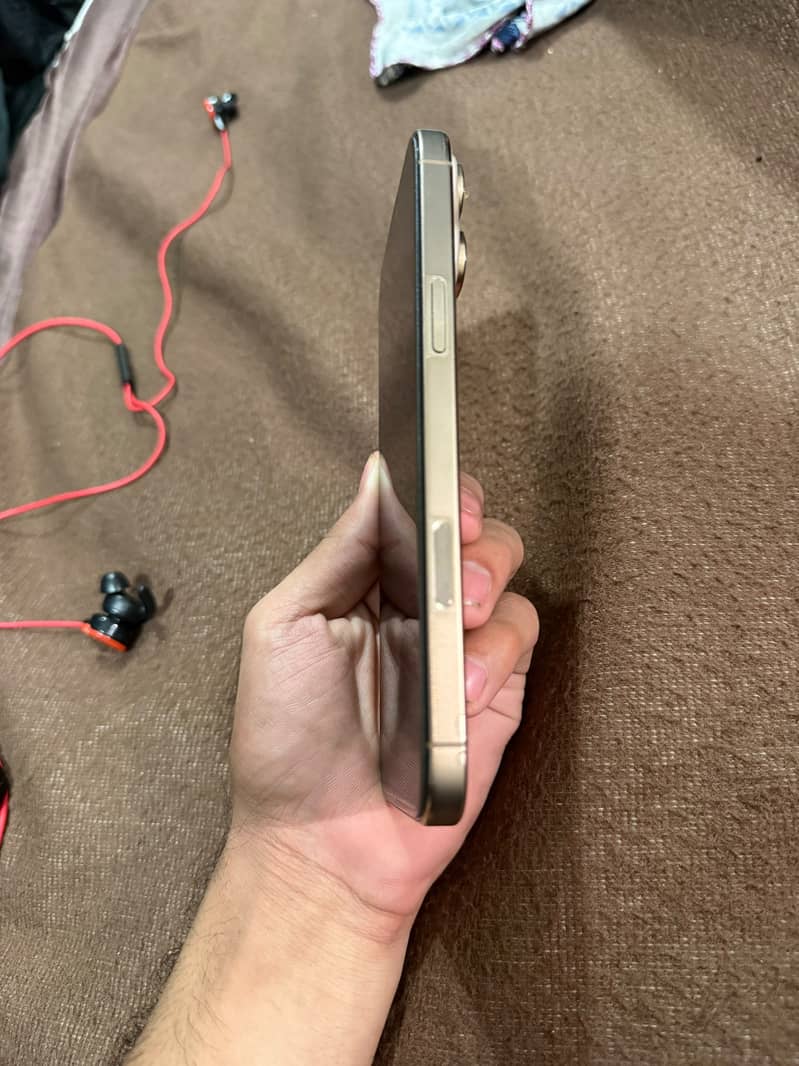 Apple iPhone 16 Pro Max 5