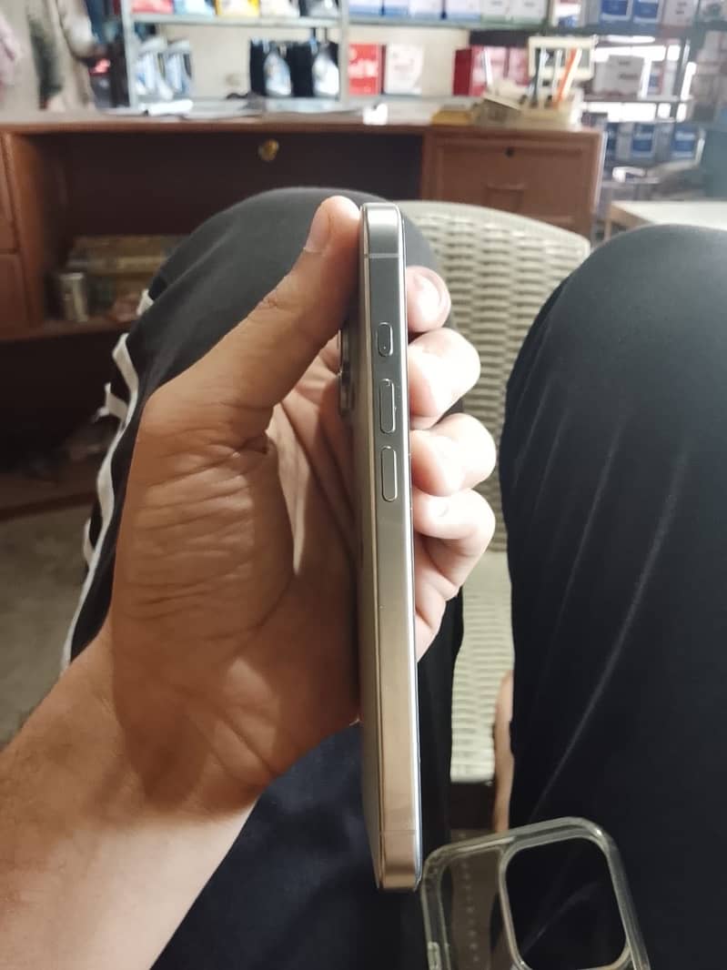 Apple iPhone 16 Pro 3