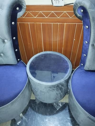 2 sofa chairs with center table