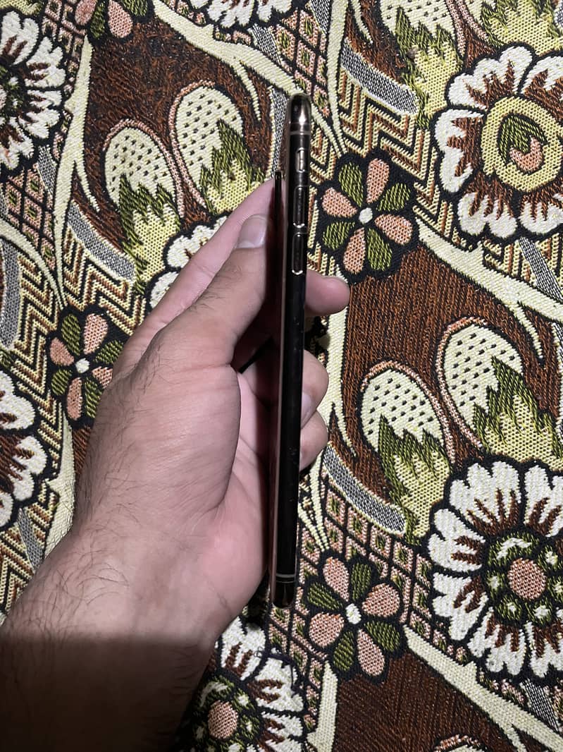 Apple iPhone XS Max 3
