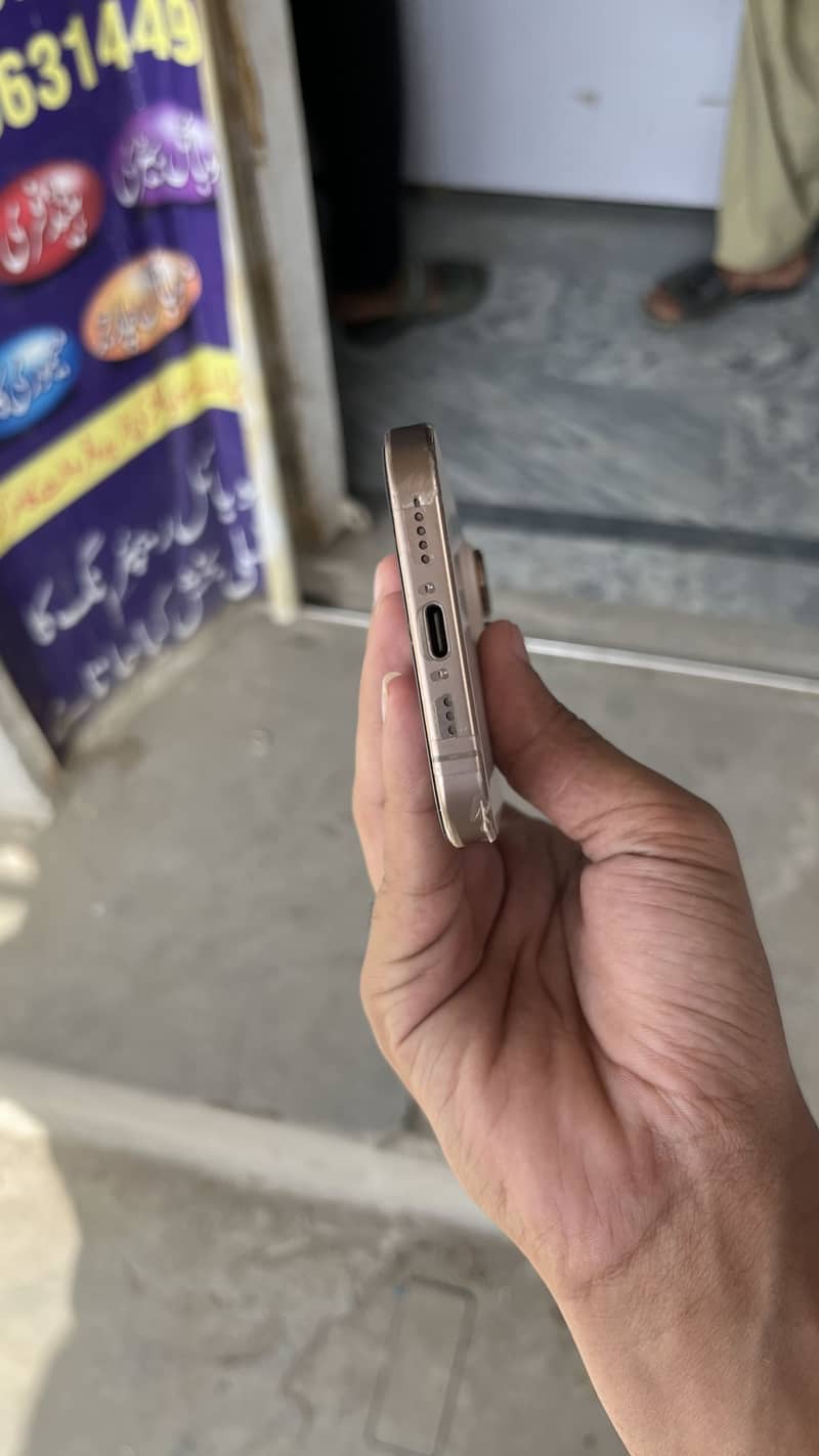 Apple iPhone 16 Pro 3