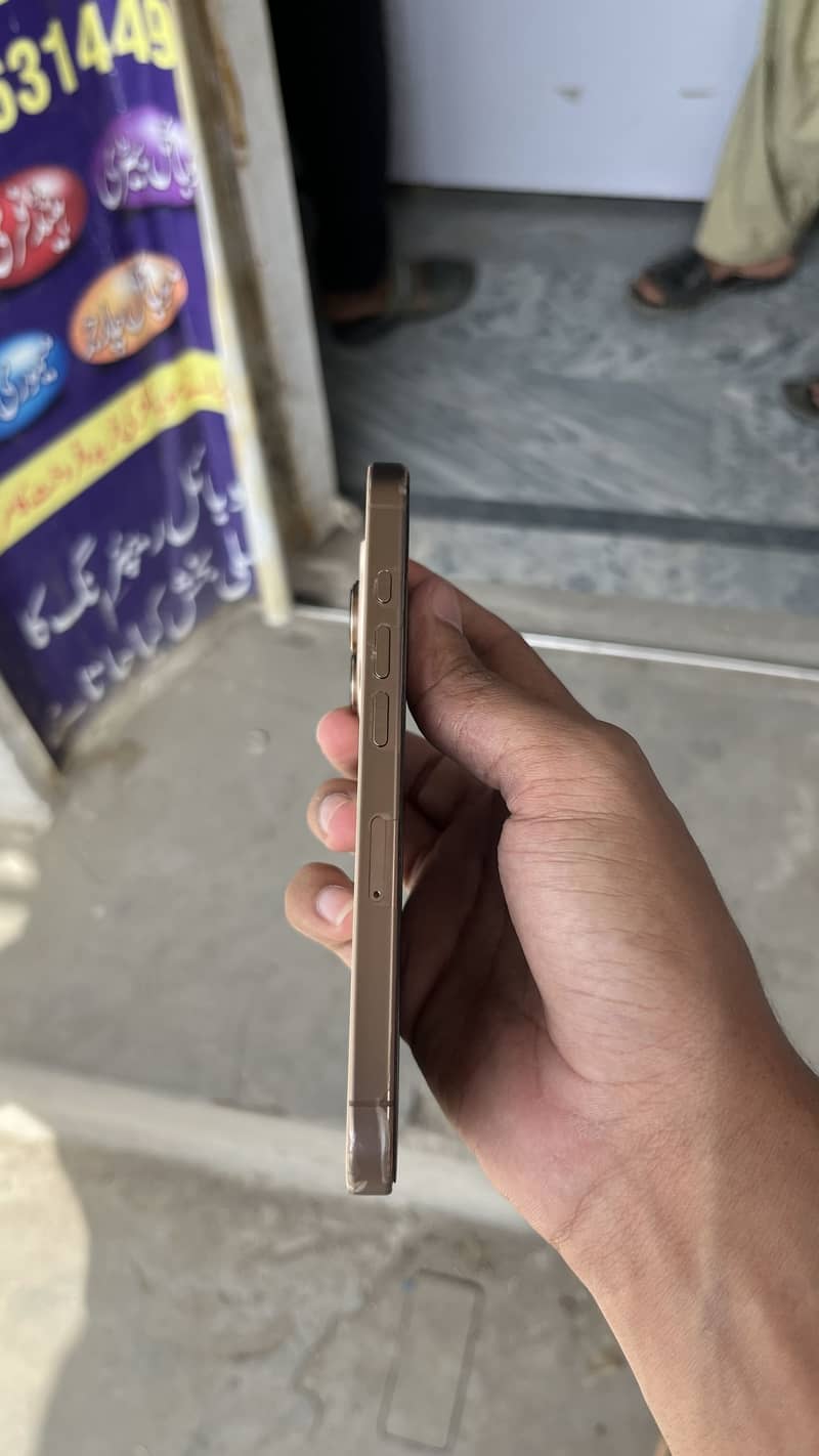 Apple iPhone 16 Pro 4