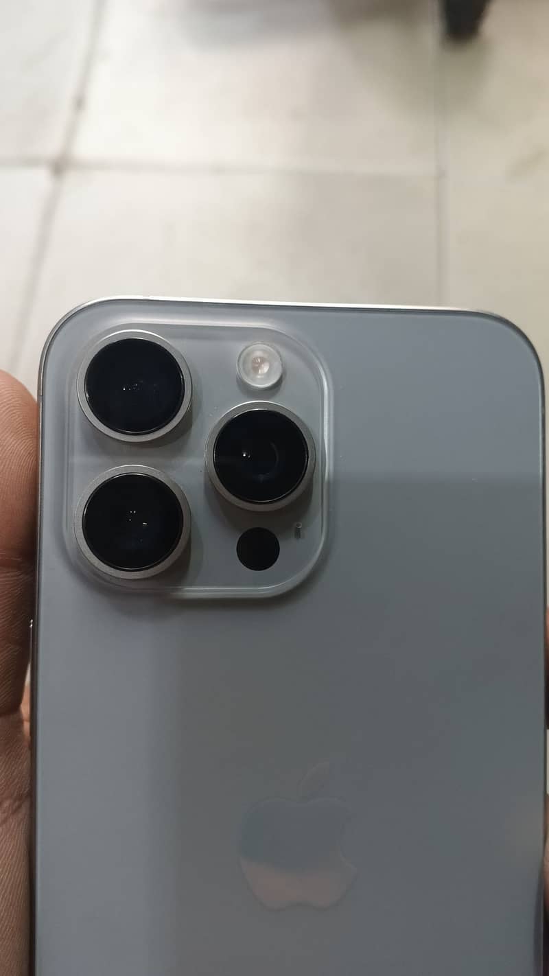 Apple iPhone 15 Pro Max 2