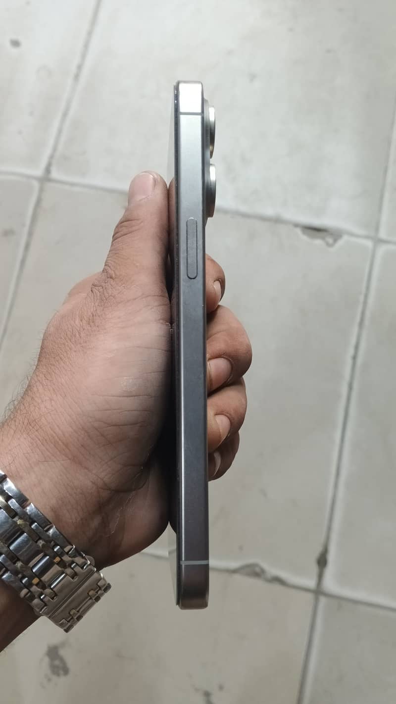 Apple iPhone 15 Pro Max 4
