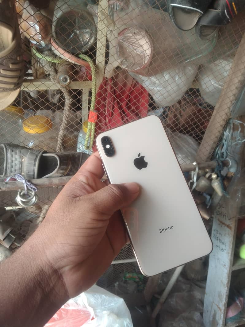 Apple iPhone XS Max 1
