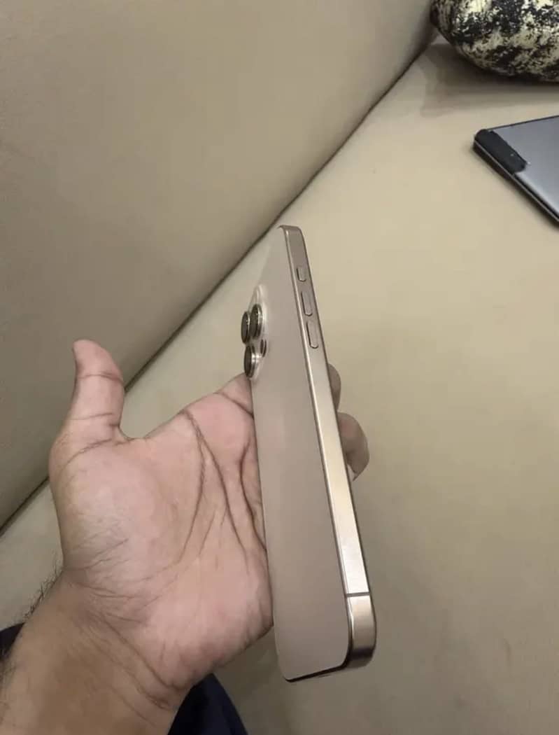 Apple iPhone 16 Pro Max 0