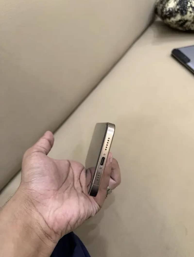 Apple iPhone 16 Pro Max 2