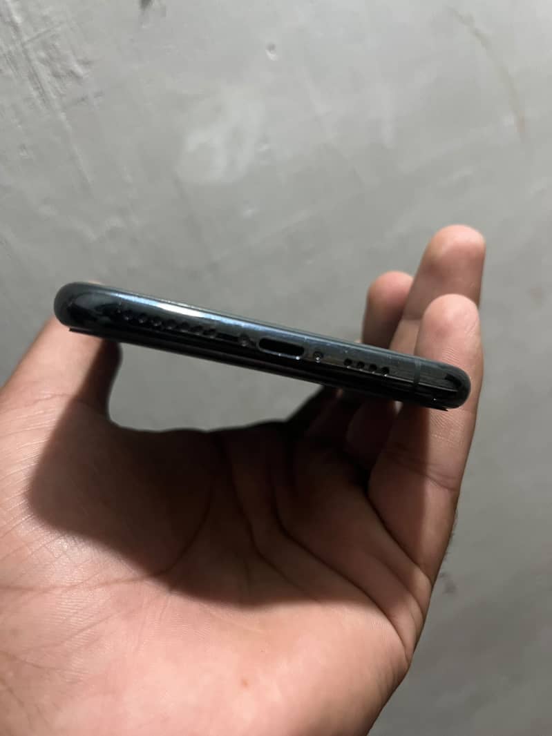 Apple iPhone 11 Pro Max 4