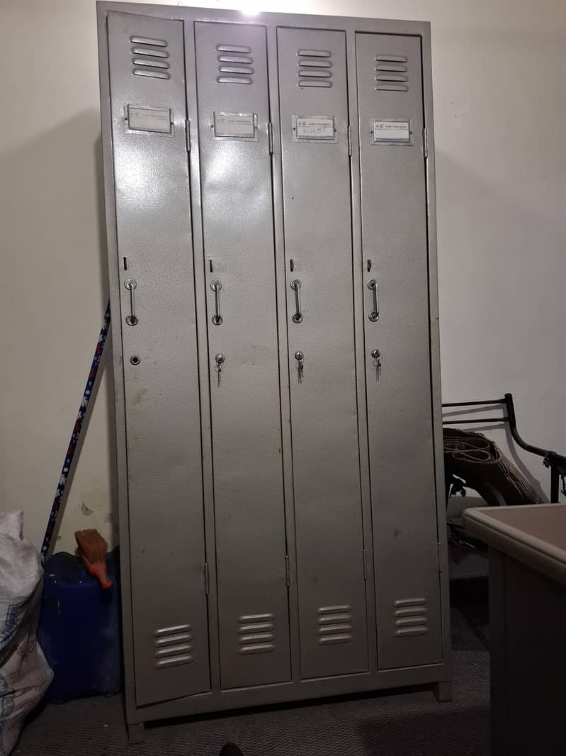 4 unit Locker 0