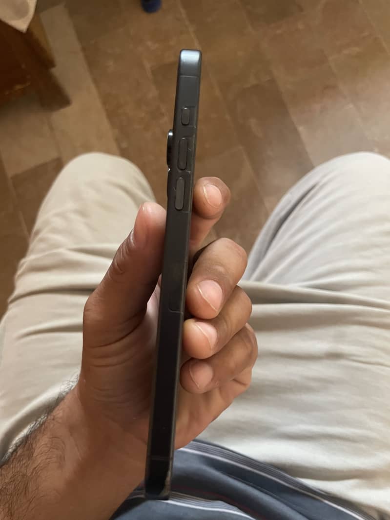Apple iPhone 15 Pro Max 4