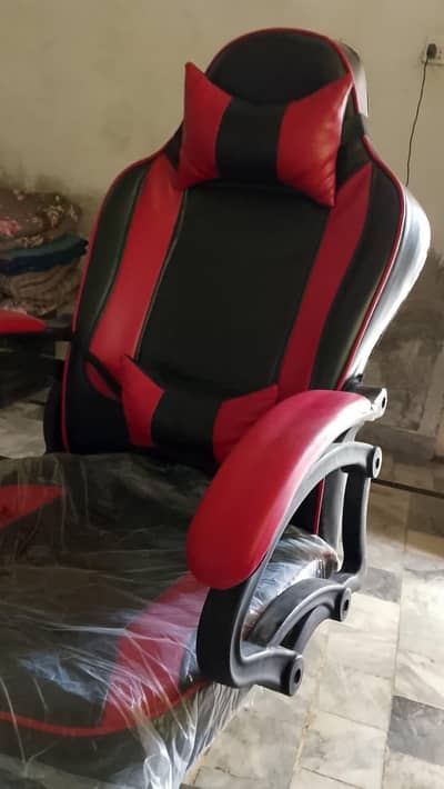 gaming chair 1 month used Whatsapp +923341570912